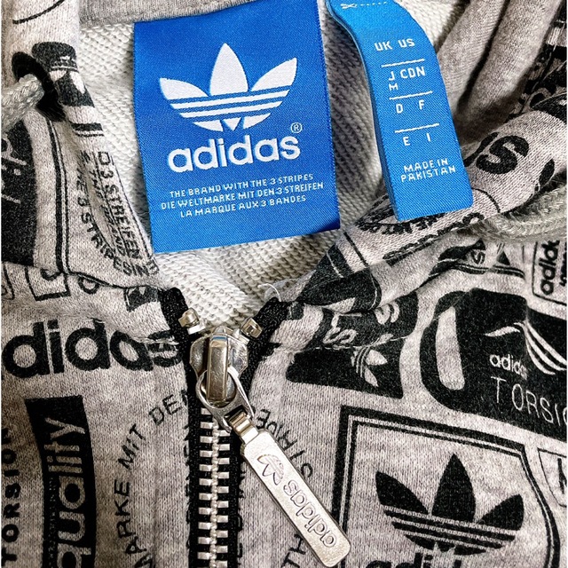 adidas(アディダス)のアディダス オリジナルス ロゴづくし グレー パーカー トレーナー ジャージ メンズのトップス(パーカー)の商品写真