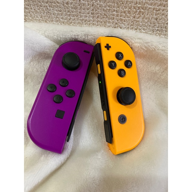 Nintendo Switch(ニンテンドースイッチ)の【動作良好◎】人気カラー！　ジョイコン　ネオンパープル/ネオンオレンジ エンタメ/ホビーのゲームソフト/ゲーム機本体(家庭用ゲーム機本体)の商品写真