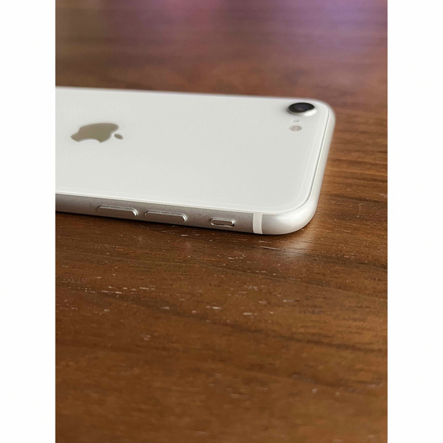 iPhone(アイフォーン)の【美品】アップル iPhoneSE 第2世代 128GB ホワイト スマホ/家電/カメラのスマートフォン/携帯電話(スマートフォン本体)の商品写真