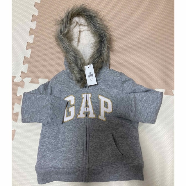 GAP(ギャップ)のGAP キッズ 2歳 3歳 95 グレー パーカー フード  裏起毛 あったか キッズ/ベビー/マタニティのキッズ服女の子用(90cm~)(ジャケット/上着)の商品写真