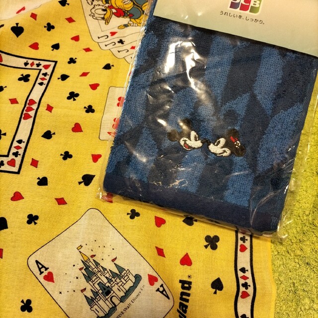 Disney(ディズニー)のディズニートランプ柄ハンカチとミッキーハンカチタオル レディースのファッション小物(ハンカチ)の商品写真