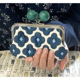 フランス生地　花柄　大きい木玉がま口ポーチ　(ポーチ)