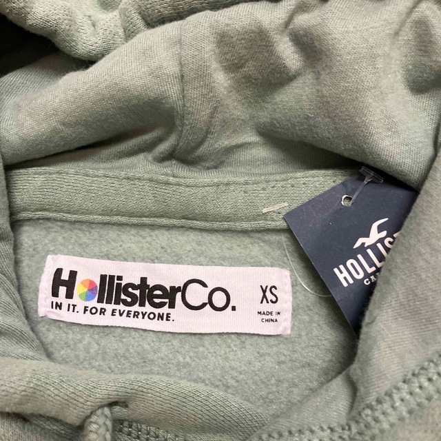 Hollister(ホリスター)の【新品タグ付】ホリスター　パーカー　刺繍ロゴ　XS グリーン系 メンズのトップス(パーカー)の商品写真