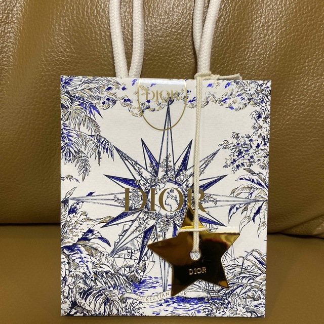 Christian Dior 最新 Dior ディオール 2022クリスマス限定ショッパーピアス チャーム付きの通販 by Aki ｜ クリスチャンディオールならラクマ