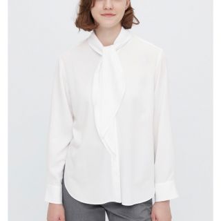 ユニクロ(UNIQLO)のユニクロ レーヨンボウタイブラウス Mサイズ　新品未使用(シャツ/ブラウス(長袖/七分))