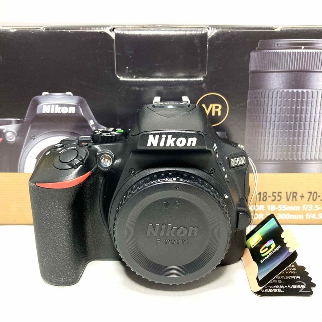 Nikon(ニコン)のNikon ニコンD5600ダブルズームキット6420ショット美品 スマホ/家電/カメラのカメラ(デジタル一眼)の商品写真