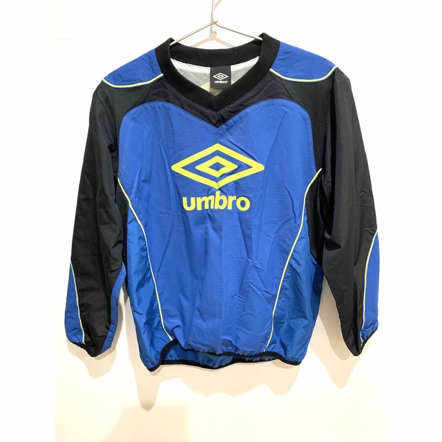 UMBRO(アンブロ)のumbro ピステシャツ　ジュニア140 スポーツ/アウトドアのサッカー/フットサル(ウェア)の商品写真