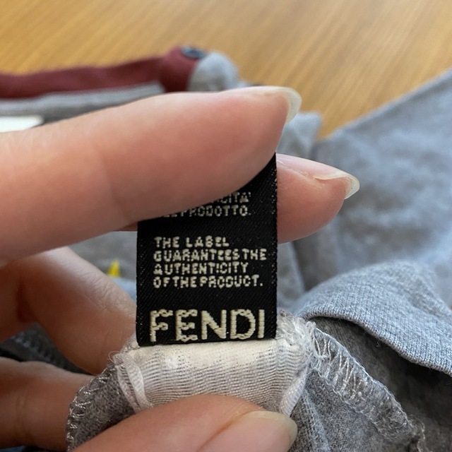 FENDI(フェンディ)のFENDI  グレー　ロンT 80サイズ キッズ/ベビー/マタニティのベビー服(~85cm)(Ｔシャツ)の商品写真