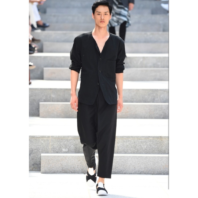 ISSEY MIYAKE(イッセイミヤケ)のissey miyake men 18ss ラップ　サルエル　スラックス　パンツ メンズのパンツ(スラックス)の商品写真