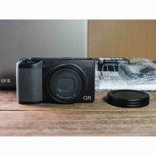 リコー(RICOH)のリコー RICOH GR III ショット数1695枚 ＋ 金属レンズキャップ(コンパクトデジタルカメラ)