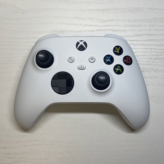 Xbox(エックスボックス)のXboxワイヤレスコントローラー【ロボットホワイト】 スマホ/家電/カメラのPC/タブレット(PC周辺機器)の商品写真