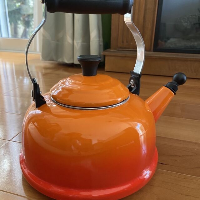 LE CREUSET(ルクルーゼ)のル・クルーゼ  LE CREUSET ケトル やかん 1.6L (欠けあり) インテリア/住まい/日用品のキッチン/食器(収納/キッチン雑貨)の商品写真