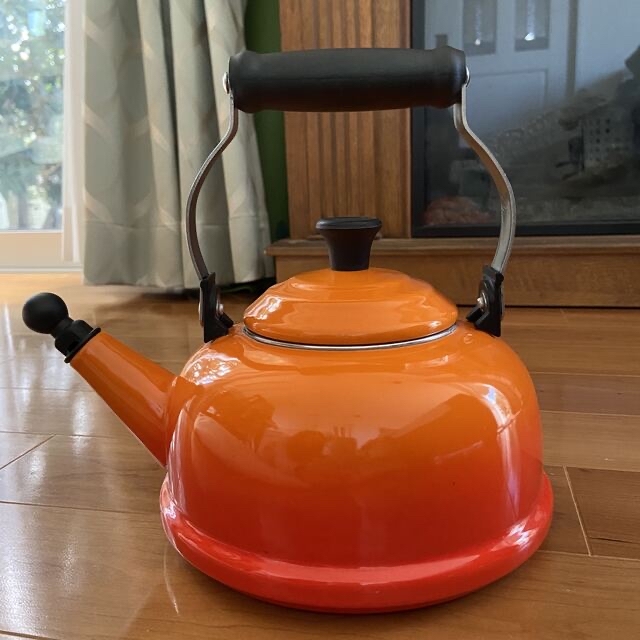 LE CREUSET(ルクルーゼ)のル・クルーゼ  LE CREUSET ケトル やかん 1.6L (欠けあり) インテリア/住まい/日用品のキッチン/食器(収納/キッチン雑貨)の商品写真