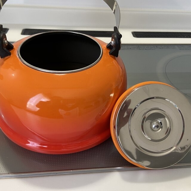 LE CREUSET(ルクルーゼ)のル・クルーゼ  LE CREUSET ケトル やかん 1.6L (欠けあり) インテリア/住まい/日用品のキッチン/食器(収納/キッチン雑貨)の商品写真