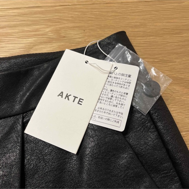 AKTE(アクテ)の【未使用　タグ付き】AKTE エコレザー　ハーフパンツ　ブラック　サイズ2 レディースのパンツ(ハーフパンツ)の商品写真