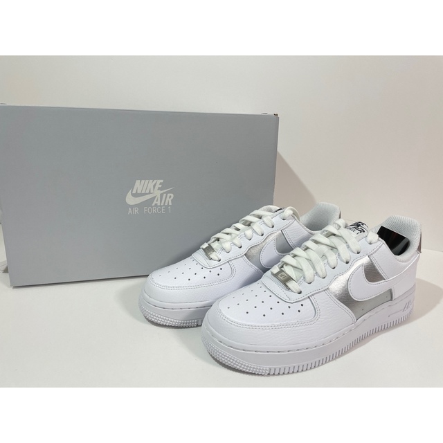 NIKE(ナイキ)の【新品】23.5㎝　ナイキ ウィメンズ エアフォース '07 ホワイト/シルバー レディースの靴/シューズ(スニーカー)の商品写真