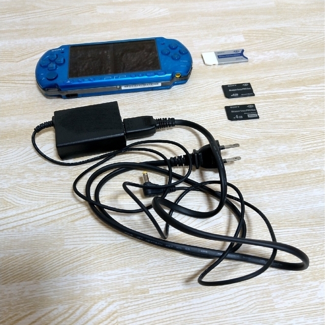 PlayStation Portable(プレイステーションポータブル)のPSP3000 メモリースティック2枚/充電器付き エンタメ/ホビーのゲームソフト/ゲーム機本体(携帯用ゲーム機本体)の商品写真