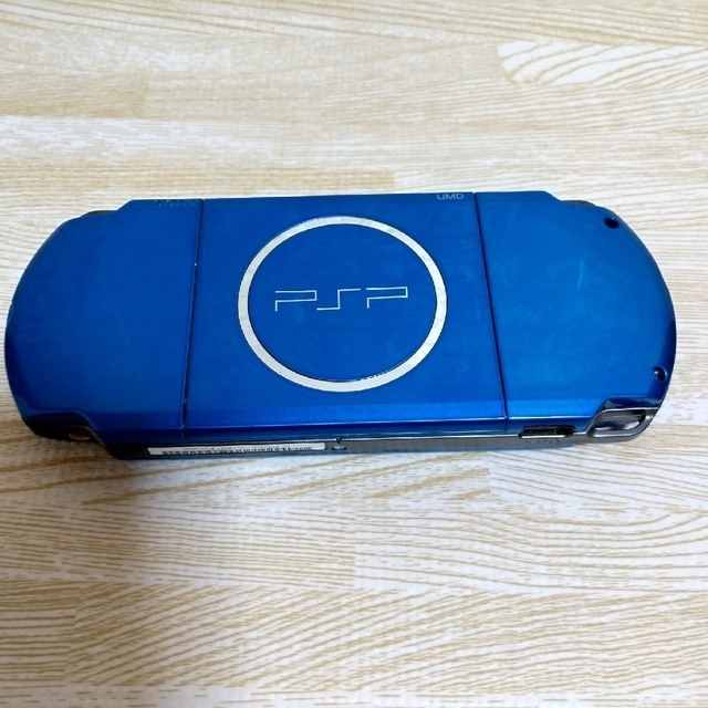PlayStation Portable(プレイステーションポータブル)のPSP3000 メモリースティック2枚/充電器付き エンタメ/ホビーのゲームソフト/ゲーム機本体(携帯用ゲーム機本体)の商品写真
