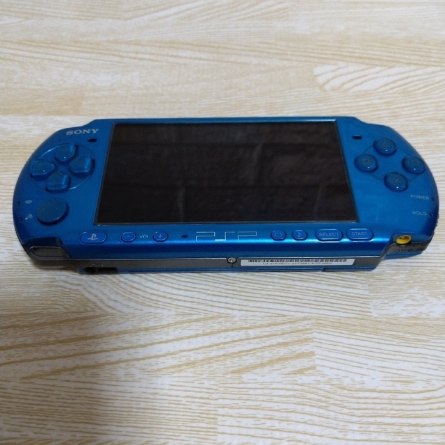 PlayStation Portable(プレイステーションポータブル)のPSP3000 メモリースティック2枚/充電器付き エンタメ/ホビーのゲームソフト/ゲーム機本体(携帯用ゲーム機本体)の商品写真