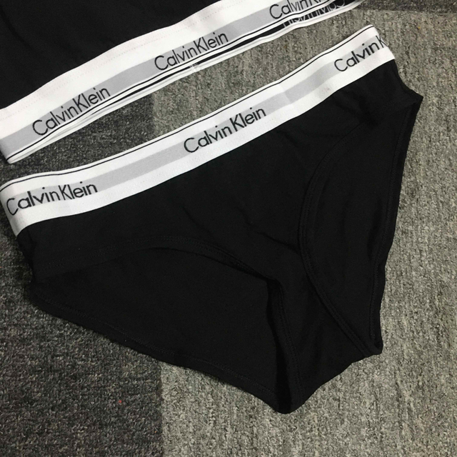 ck Calvin Klein(シーケーカルバンクライン)のカルバンクライン　レディース　上下セット　スポブラ&ショーツ　黒　下着　Sサイズ レディースの下着/アンダーウェア(ブラ&ショーツセット)の商品写真