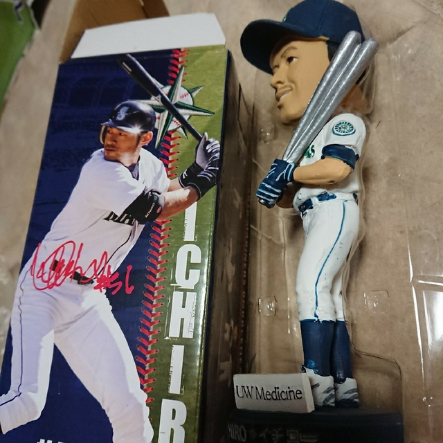 イチロー 2010年 球場配布 ボブルヘッドドール 2体〈チケット付き