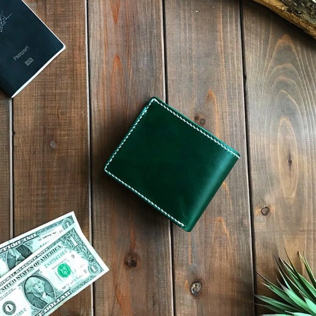 イタリアンレザーを使った緑色と無地の二つ折り財布 本革 送料無料 名入れ可