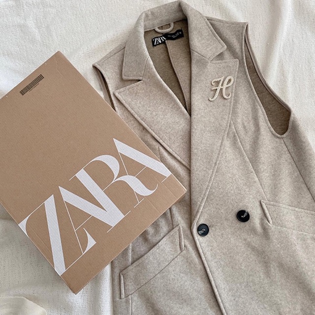 ZARA(ザラ)のZARA ダブルブレスト　ソフトベスト　S ベージュ　ザラ　ロングジレ レディースのトップス(ベスト/ジレ)の商品写真