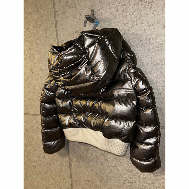 MONCLER(モンクレール)のモンクレール　MONCLER 6ans シルバー　ダウンジャケット　キッズ　子供 キッズ/ベビー/マタニティのキッズ服女の子用(90cm~)(ジャケット/上着)の商品写真