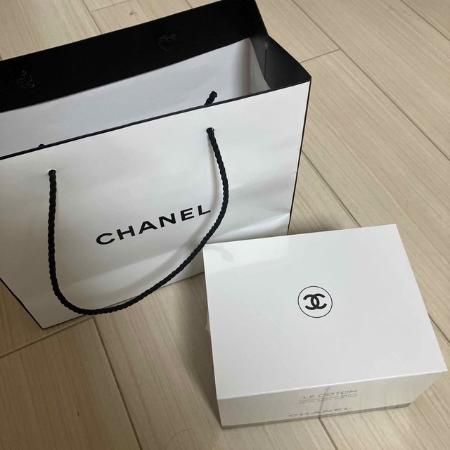 CHANEL(シャネル)のシャネルコットンパフ　100枚 コスメ/美容のメイク道具/ケアグッズ(コットン)の商品写真