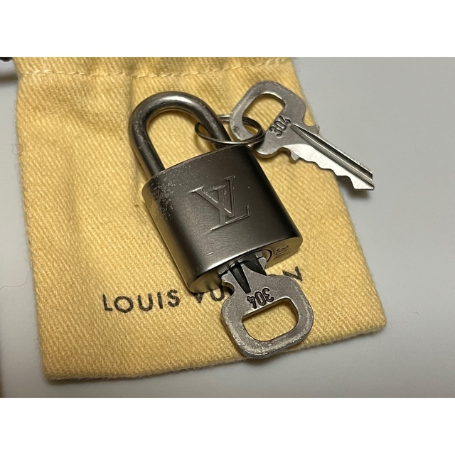 LOUIS VUITTON(ルイヴィトン)のルイヴィトン　南京錠　マット　2セット レディースのファッション小物(その他)の商品写真