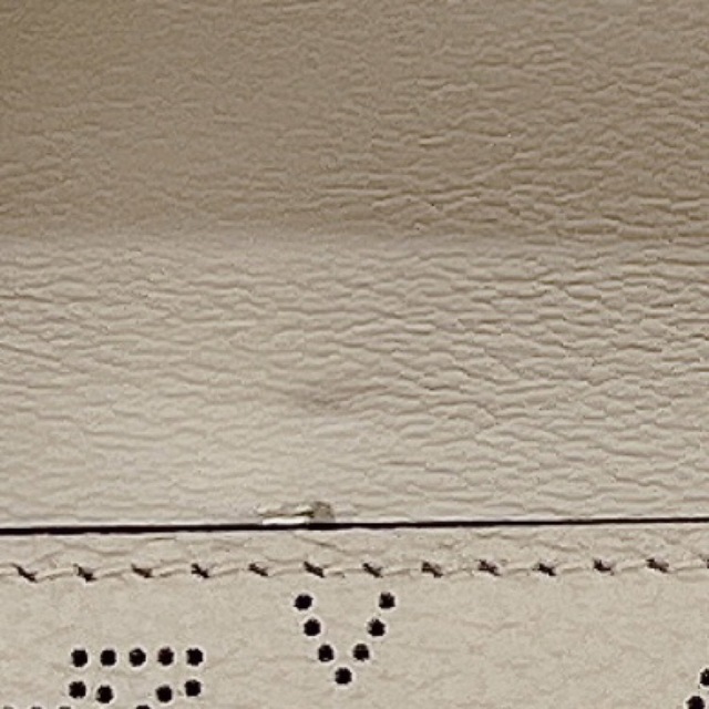 LOUIS VUITTON(ルイヴィトン)のルイヴィトン M62542 マヒナ イリス コンパクト 折り財布 ガレ レディースのファッション小物(財布)の商品写真