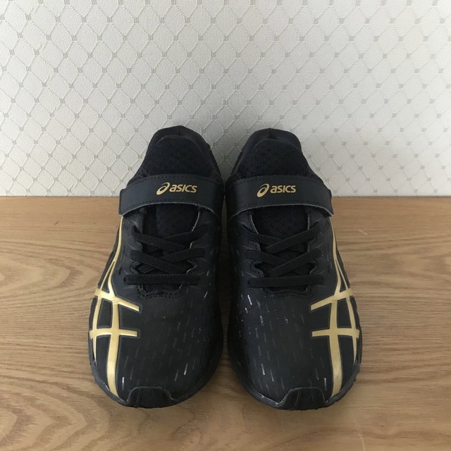 asics(アシックス)のアシックス レーザービーム スニーカー 黒 キッズ ジュニア 子供 靴 22cm キッズ/ベビー/マタニティのキッズ靴/シューズ(15cm~)(スニーカー)の商品写真