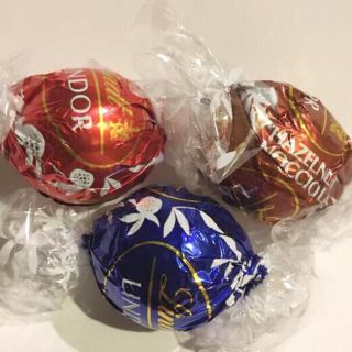 リンツ(Lindt)のラスト・24時間以内発送・リンツリンドール　チョコレート　3個(菓子/デザート)