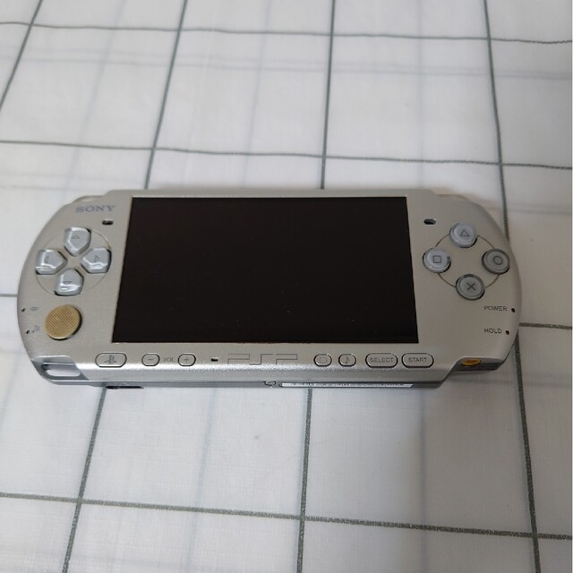 PlayStation Portable(プレイステーションポータブル)のSONY PlayStationPortable PSP-3000シルバー エンタメ/ホビーのゲームソフト/ゲーム機本体(携帯用ゲーム機本体)の商品写真