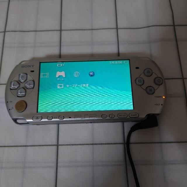 PlayStation Portable(プレイステーションポータブル)のSONY PlayStationPortable PSP-3000シルバー エンタメ/ホビーのゲームソフト/ゲーム機本体(携帯用ゲーム機本体)の商品写真