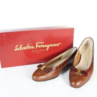 サルヴァトーレフェラガモ(Salvatore Ferragamo)の美品　フェラガモ パンプス 4 1/2C　22.0　ヴァラリボン　クロコ型押し(ハイヒール/パンプス)