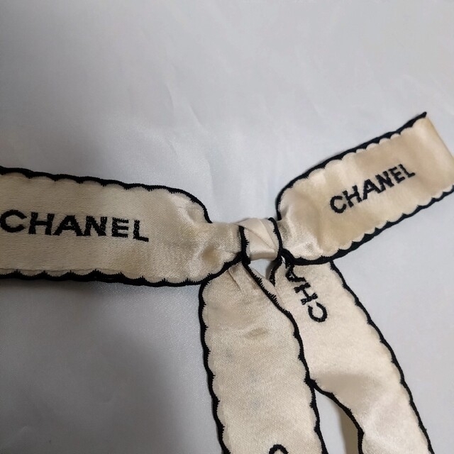 CHANEL(シャネル)のCHANEL シャネル ロゴ リボン ブローチ 金具欠品 レディースのアクセサリー(ブローチ/コサージュ)の商品写真