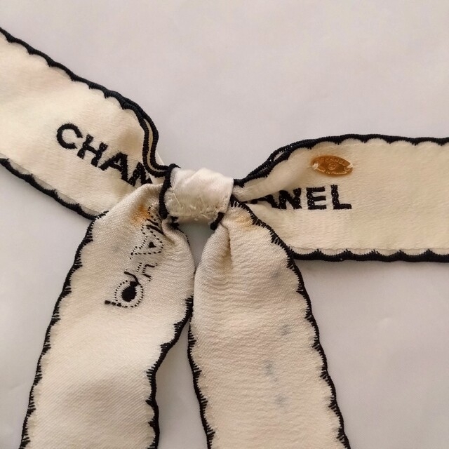 CHANEL(シャネル)のCHANEL シャネル ロゴ リボン ブローチ 金具欠品 レディースのアクセサリー(ブローチ/コサージュ)の商品写真