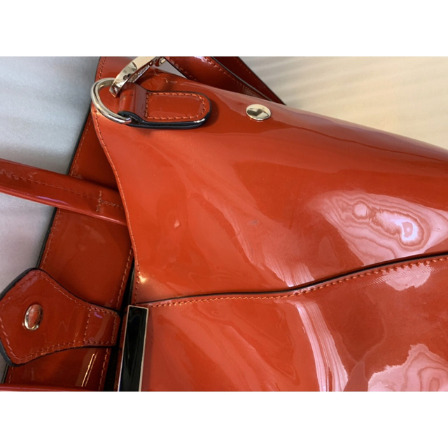 2wayバッグ　エナメル調　レッド　レオパード柄バッグインバッグ付き レディースのバッグ(ショルダーバッグ)の商品写真