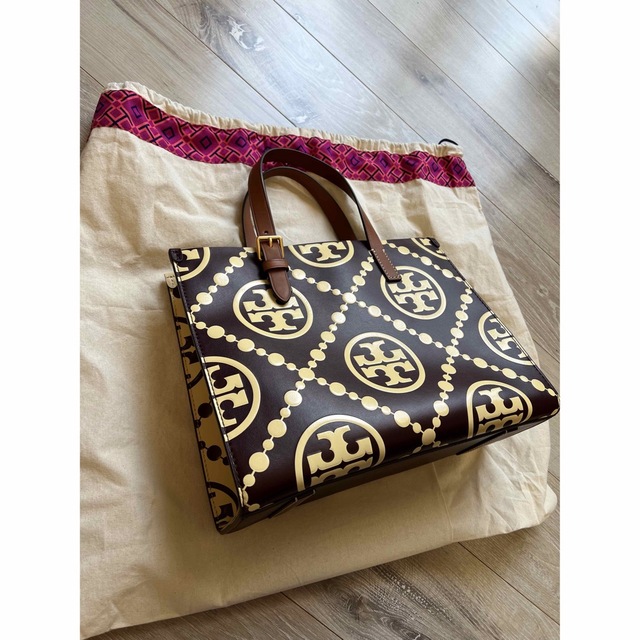 大特価!! Tory Burch - Tモノグラム コントラスト エンボス スモール
