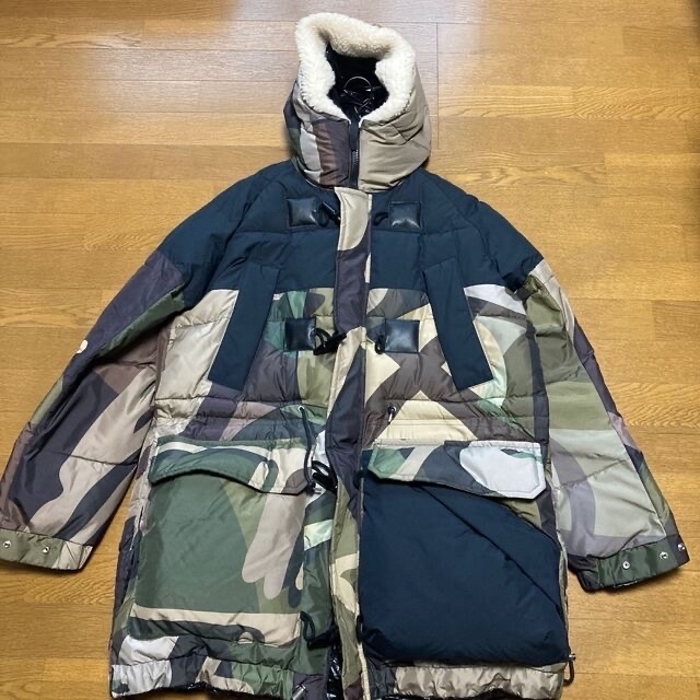 sacai ✖️ KAWS ダウンジャケット（サンプル）