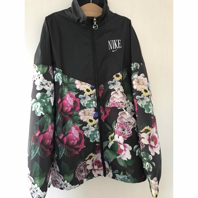 NIKE - NIKE 花柄ブルゾン CU6527 レディース Mの通販 by ふぁむ NIKE - NIKE 花柄ブルゾン CU6527 レディース Mの通販 by ふぁむ