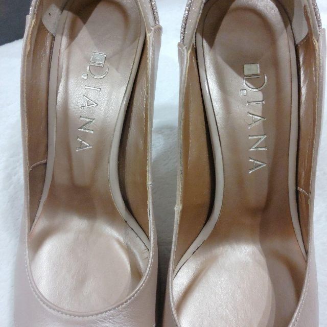 DIANA(ダイアナ)のダイアナ ベージュカーフ グリッター エナメル 異素材 パンプス ラメ レディースの靴/シューズ(ハイヒール/パンプス)の商品写真