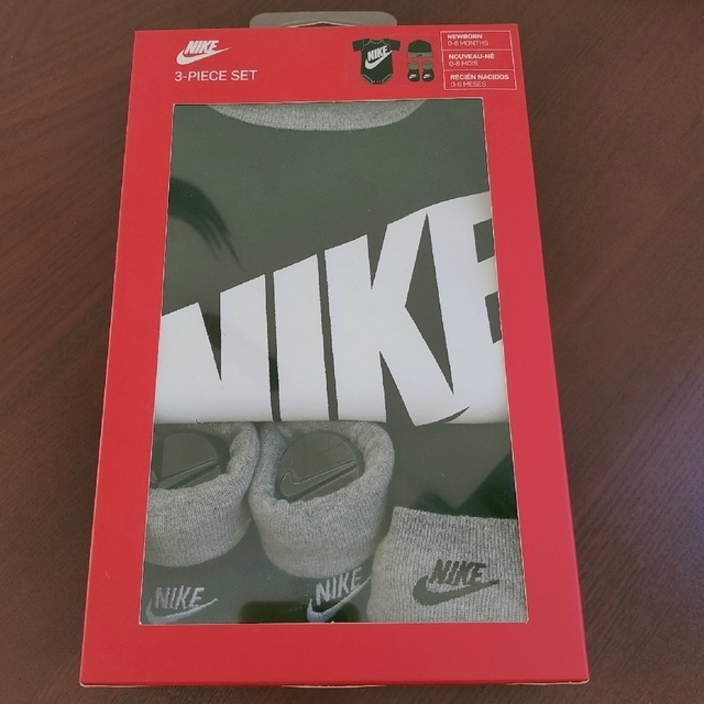 NIKE(ナイキ)の未使用 正規 ナイキ NIKE ロンパース セット ボディスーツ  swoosh キッズ/ベビー/マタニティのベビー服(~85cm)(ロンパース)の商品写真