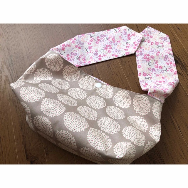 ☆ハンドメイド☆お弁当袋☆サークルフラワーグレージュ×花柄リボン キッズ/ベビー/マタニティのこども用バッグ(ランチボックス巾着)の商品写真