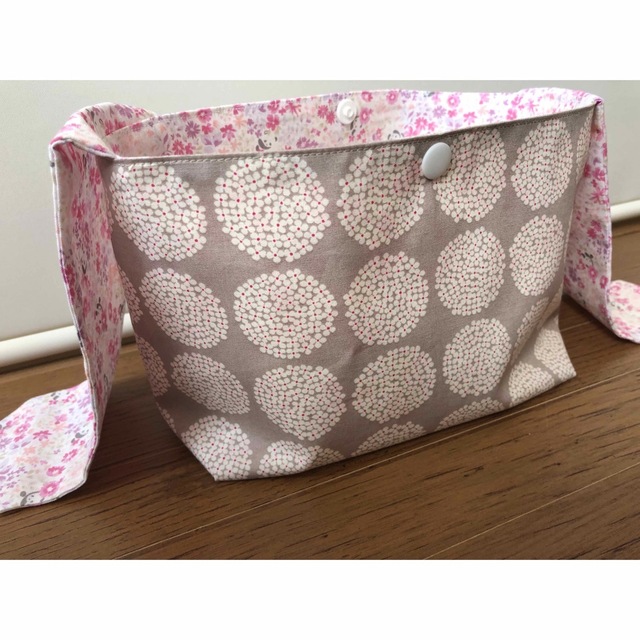 ☆ハンドメイド☆お弁当袋☆サークルフラワーグレージュ×花柄リボン キッズ/ベビー/マタニティのこども用バッグ(ランチボックス巾着)の商品写真