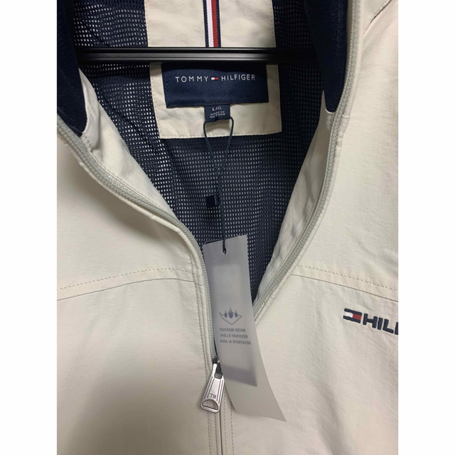 TOMMY HILFIGER(トミーヒルフィガー)のトミーヒルフィガー メンズ フルジップ フード付き 防水ジャケット　クリーム色 メンズのジャケット/アウター(ナイロンジャケット)の商品写真