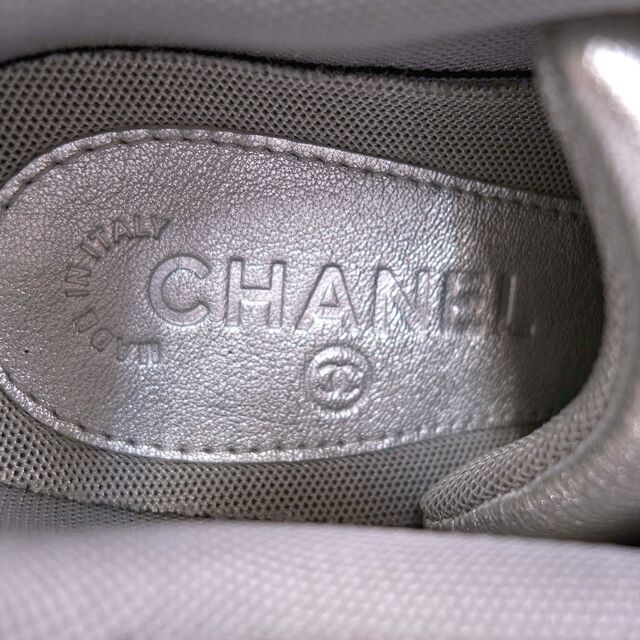 CHANEL(シャネル)のシャネル CHANEL スニーカー ココマーク G31711 レースアップ レザー ローカット シューズ レディース 靴 37 シルバー レディースの靴/シューズ(スニーカー)の商品写真