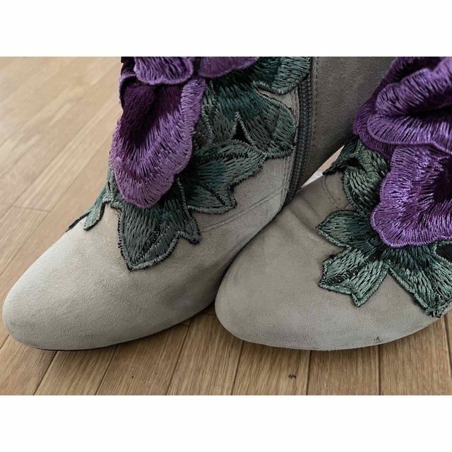 JEFFREY CAMPBELL(ジェフリーキャンベル)の完売品　ジェフリーキャンベル　花　刺繍　パープル　紫　ベージュ　ショートブーツ レディースの靴/シューズ(ブーツ)の商品写真