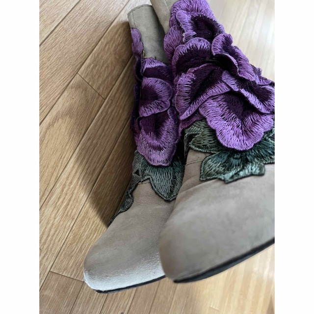 JEFFREY CAMPBELL(ジェフリーキャンベル)の完売品　ジェフリーキャンベル　花　刺繍　パープル　紫　ベージュ　ショートブーツ レディースの靴/シューズ(ブーツ)の商品写真